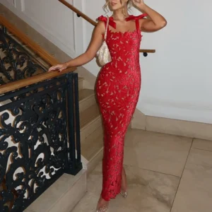 Довга сукня з витонченими вирізами